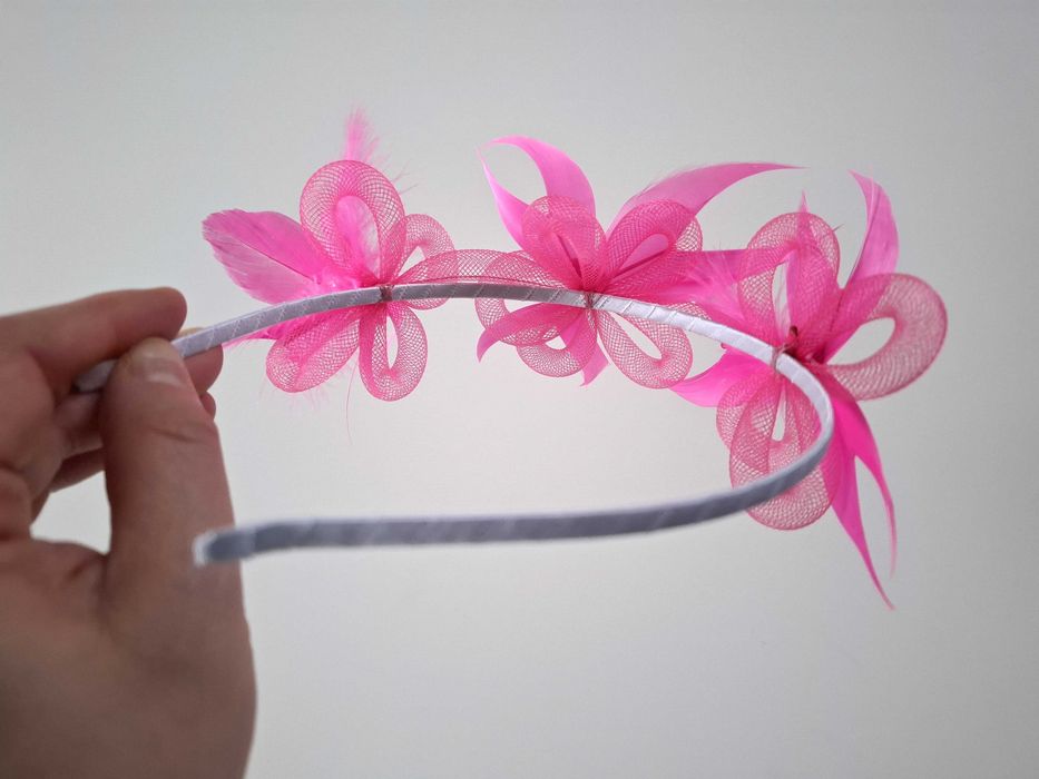 Fascynator w kolorze różu – ręcznie wykonany, na opasce