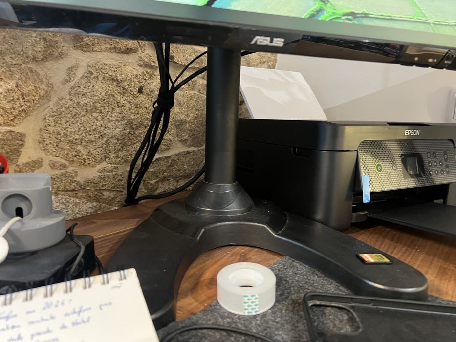 3 monitores asus com suporte conjunto