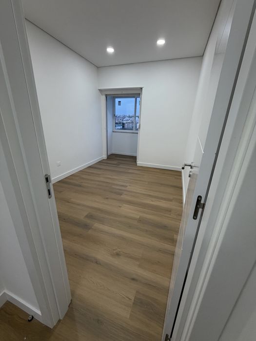 T2 totalmente remodelado em Águas Livres – 295.000 €