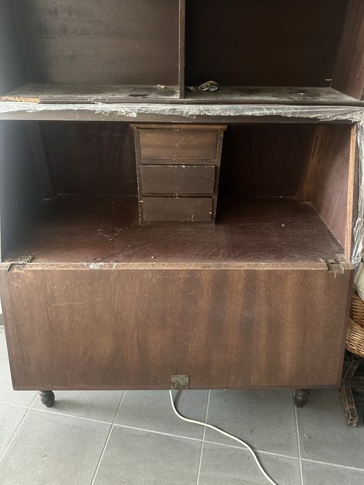 Estante/escrivaninha para restaurar