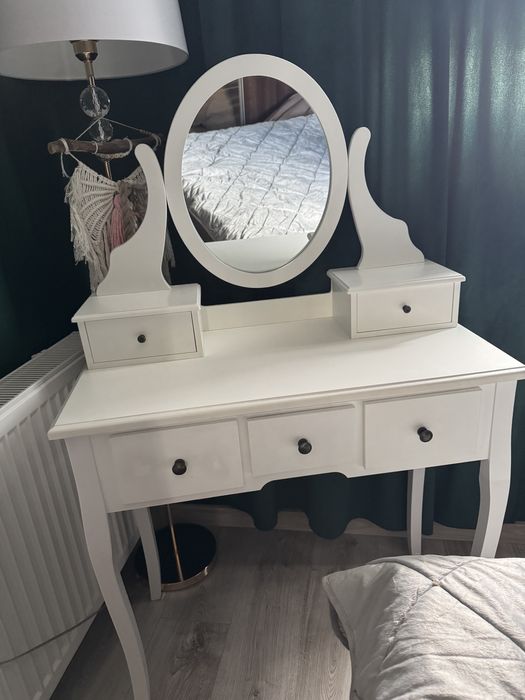 Toaletka biała z lustrem