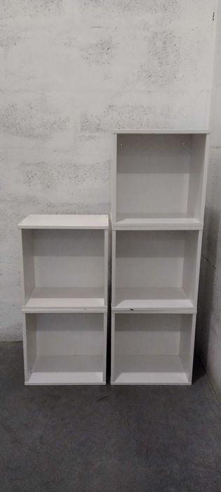 Estantes em formas de cubos para fixar à parede