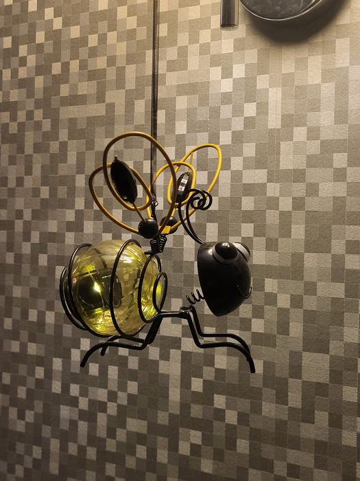 Lampka solarna w kształcie pszczoły