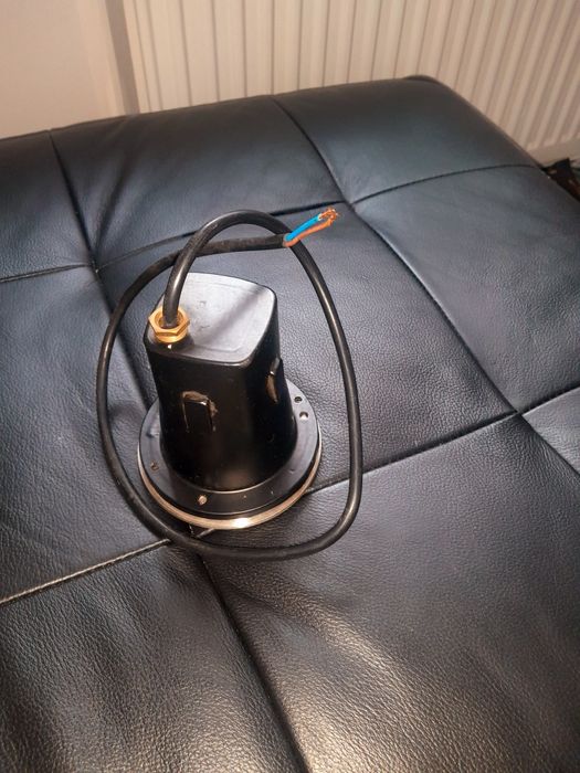 Lampa  montowana w kostkę brukową.