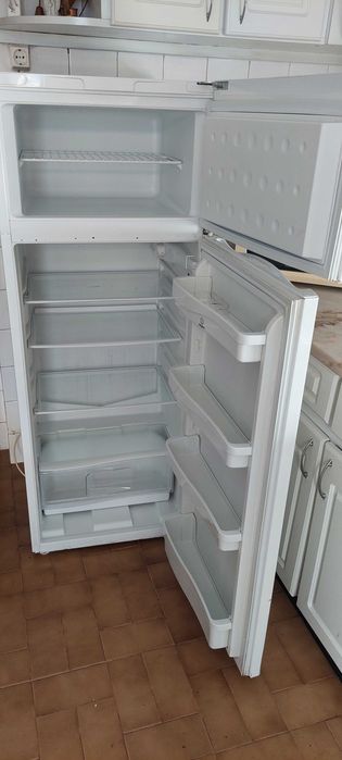 Vende-se frigorifico indesit