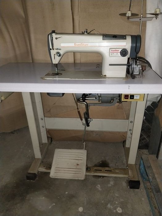 Máquina de costura industrial com motor monofásico