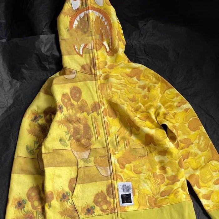 В наявності кофти Bape