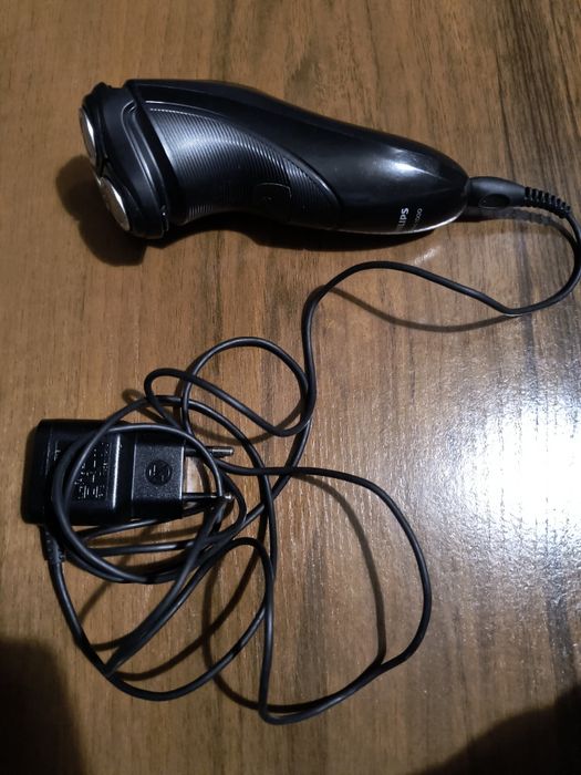 Продаю електробритву Philips