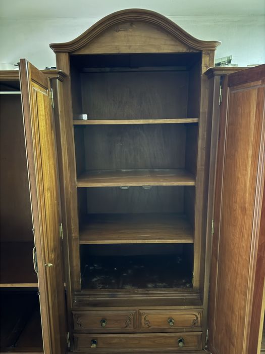 Roupeiro em ótimo estado