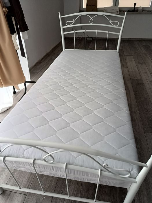 Łóżko metalowe białe 200x90 z nowym materacem