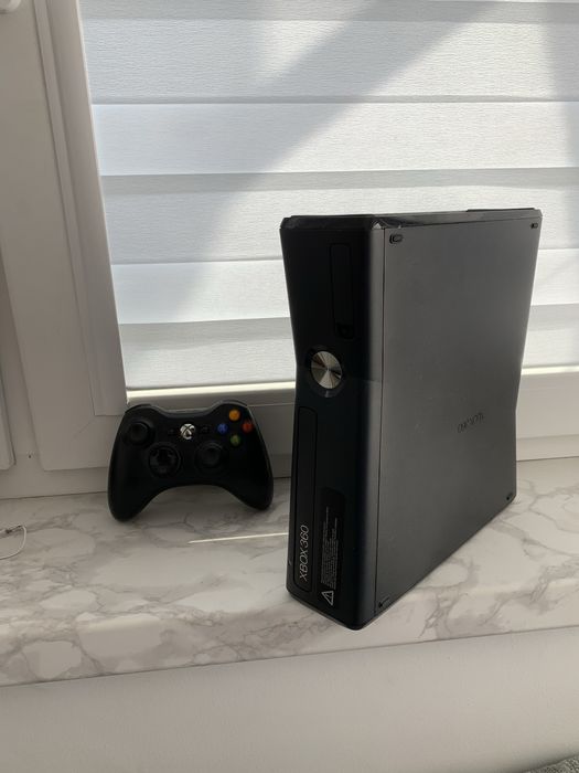 XBOX 360 z padem i 4 grami