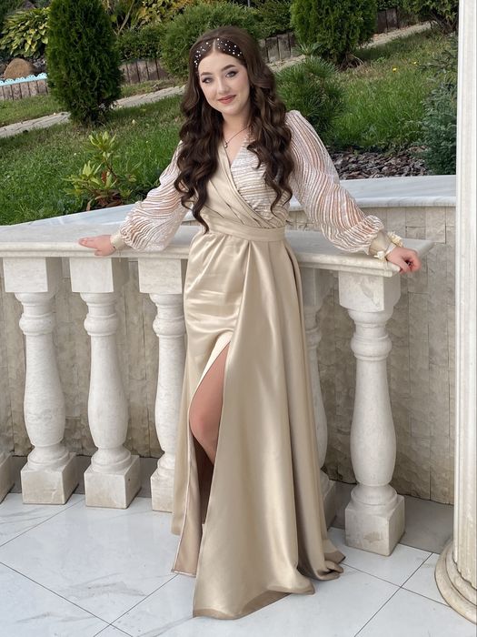 Вечірня сукня з накладним хвостом