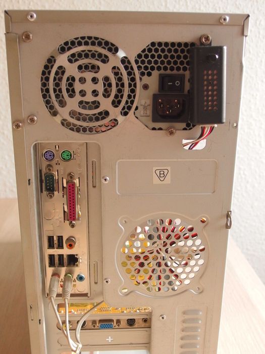 Retro komputer PC Pentium 4 1,5GB RAM Riva TNT2 MSI 865PE