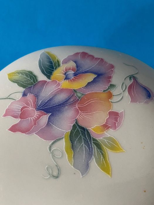 Caixinha antiga de porcelana