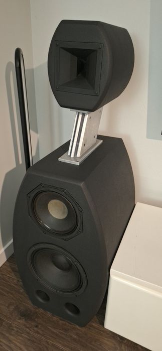 Konkretne Kolumny Diy na B&C Italy