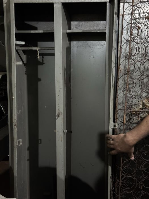 Шкаф сейф железный раздевалка для одежды