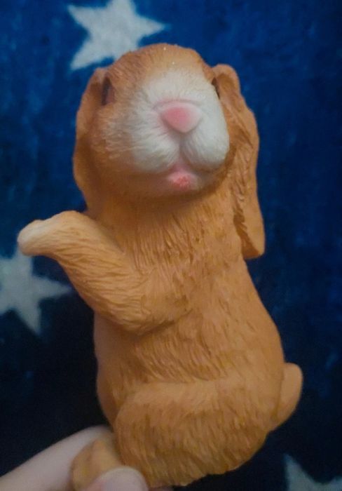 Trzy figurki zwierząt pandy i królik