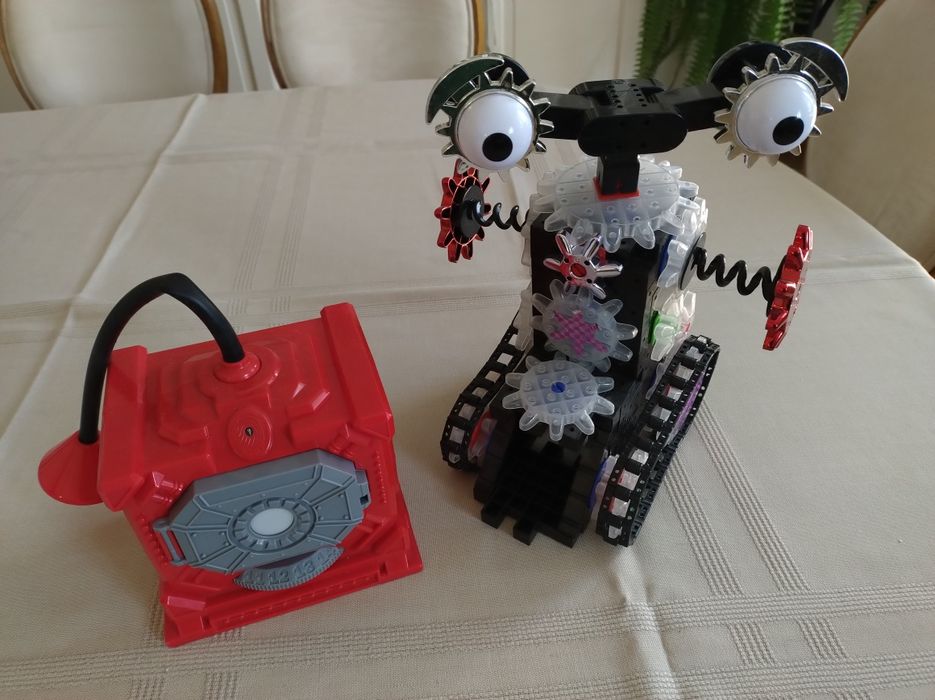 Zabawki robot i sejf