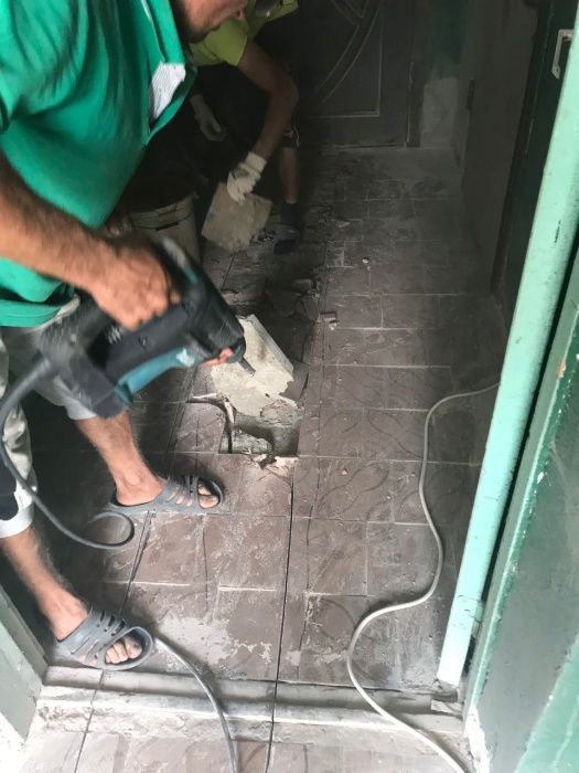 Очищення старої штукатурки, стяжки, шпалери, демонтаж даху