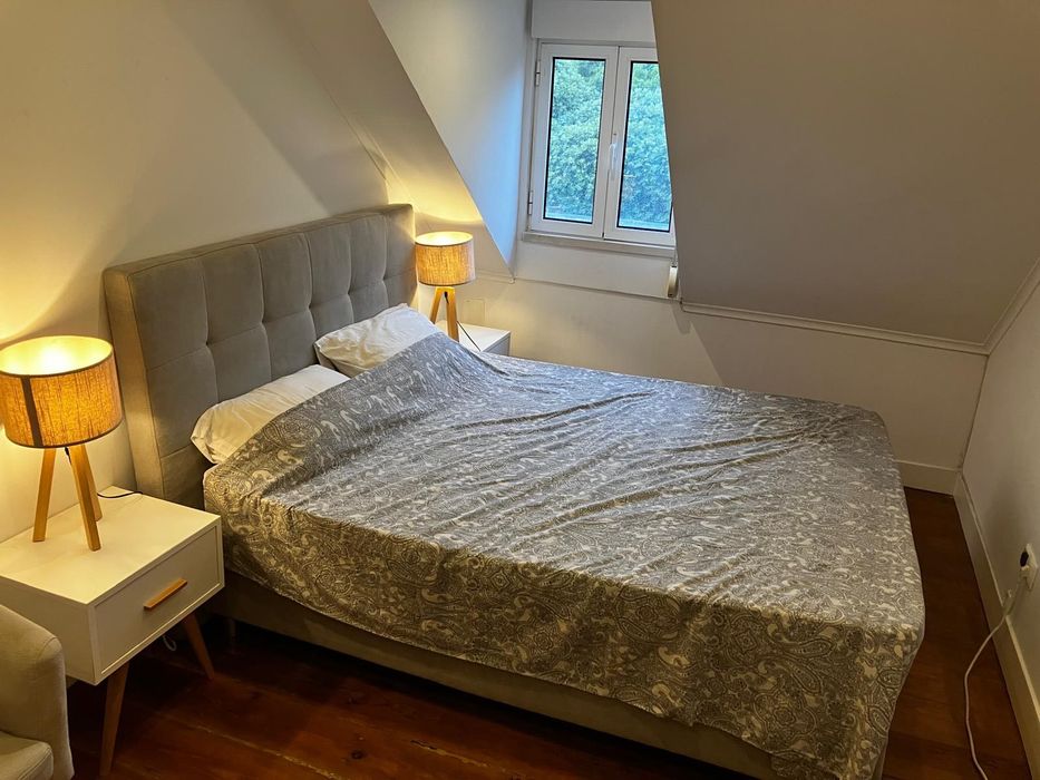 Cama de casal com colchão em muito bom estado de conservação.