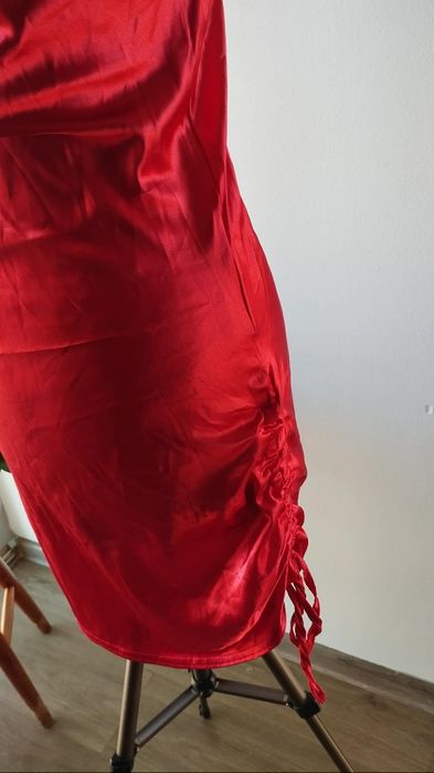 Sukienka mini na ramiączkach czerwona dekolt woda