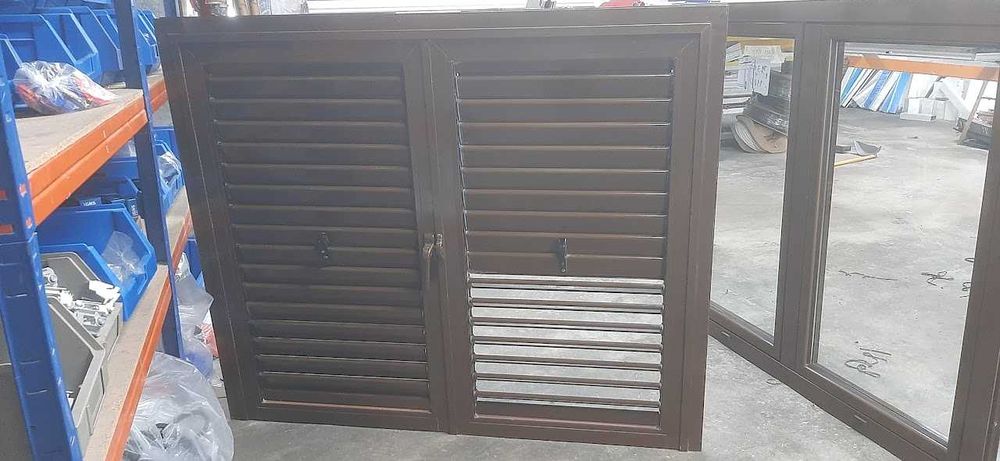 Portadas e janelas alumínio castanho, usado, barato