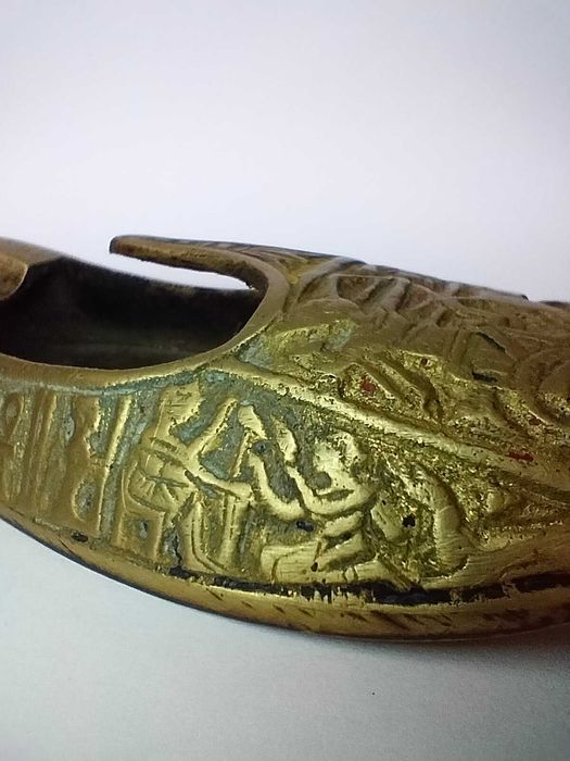 Cinzeiro antigo em bronze em forma de sapato tradicional índio