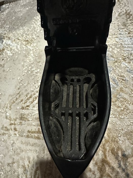 Ferro a Carvão decorativo ótimo estado