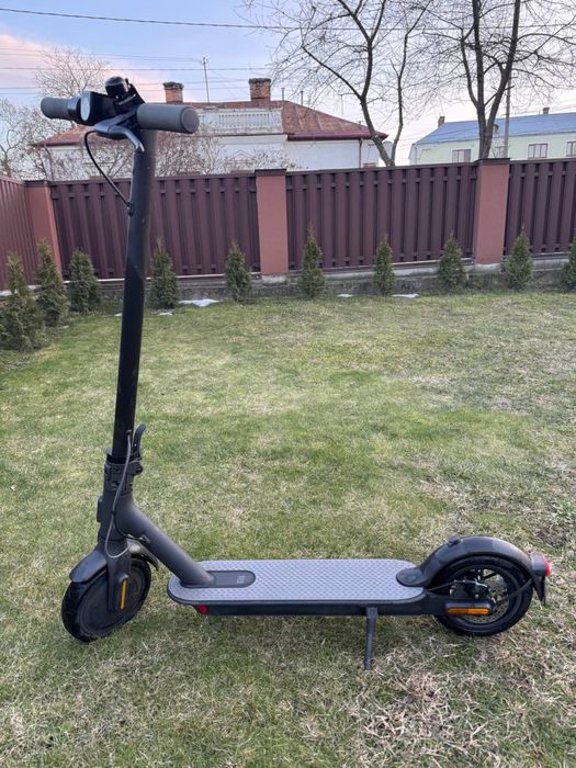Електросамокат Xiaomi Mi Electric Scooter Essential
