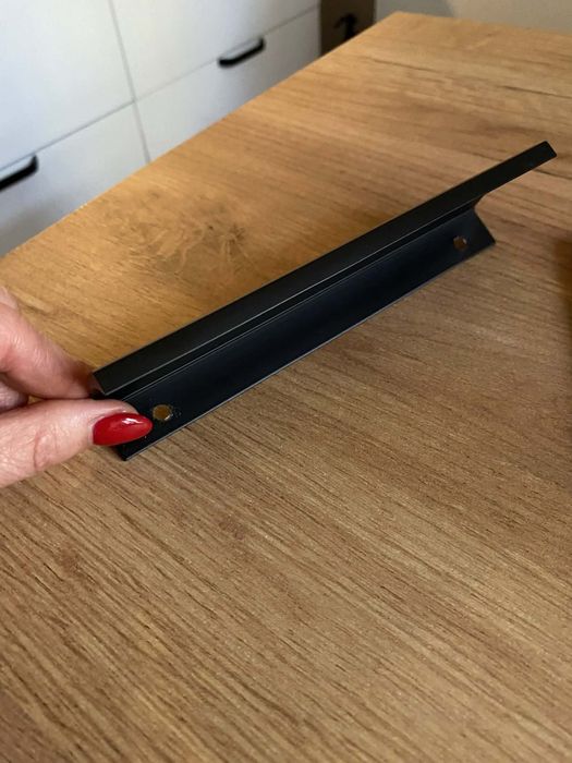 Uchwyty krawędziowe do mebli