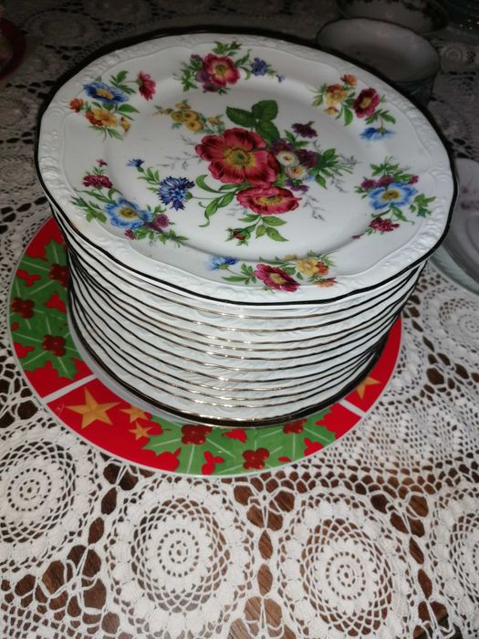 Conjunto de Louça Festiva com ornamentos de prata