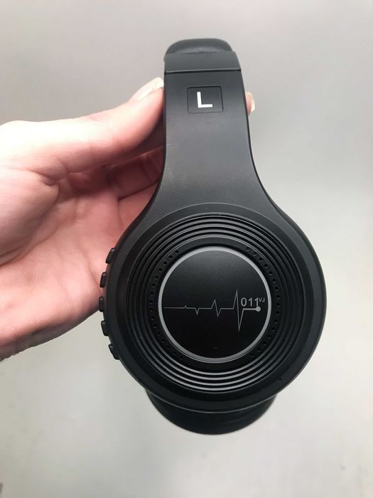 Foldable Wireless Headphones with LED Light, FM Radio, Memory Card Slot, and Microphone64585746274819122