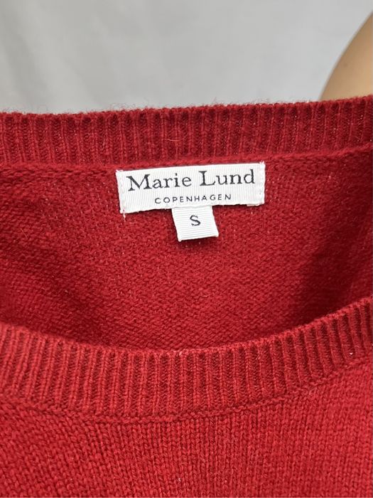 Czerwony sweter z rombami marie lund s