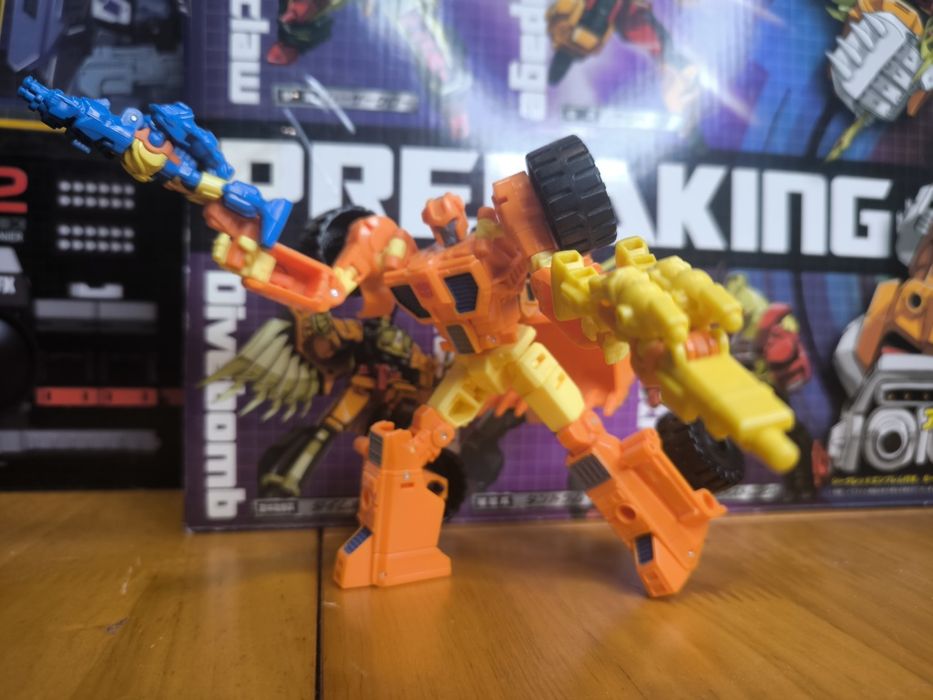 Hasbro Transformers Generations Thrilling 30 Deluxe Autobot Scoop