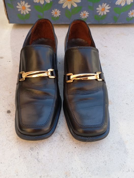 Sapatos Clássicos em Pele e Sola de Couro