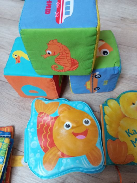 Zabawki niemowlęce zestaw gryzaki książki