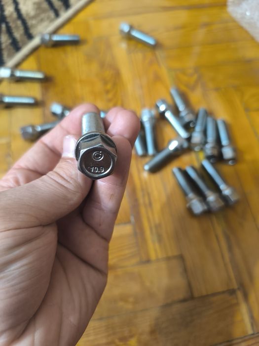 Śruby do kół  komplet 20 śrub 14 mm