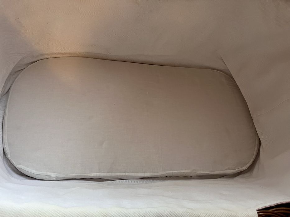 Berço de bebé aconchegante.