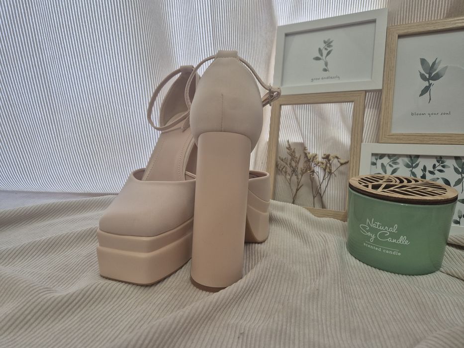 Buty na słupku beżowe