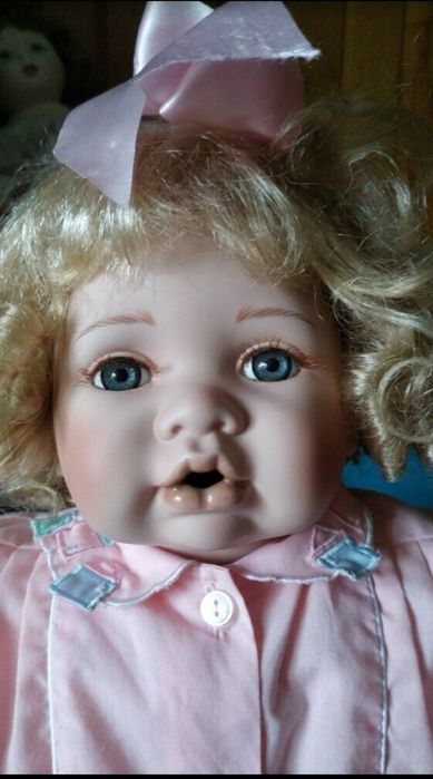 Фарфоровая кукла