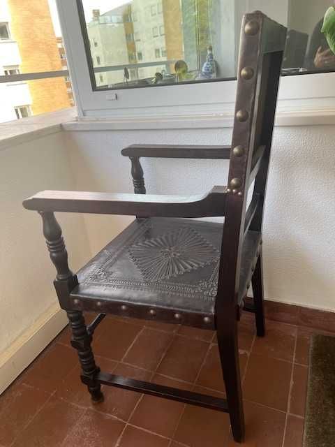 Cadeirão de braços, antigo, em castanho velho, couro gravado e pregaria