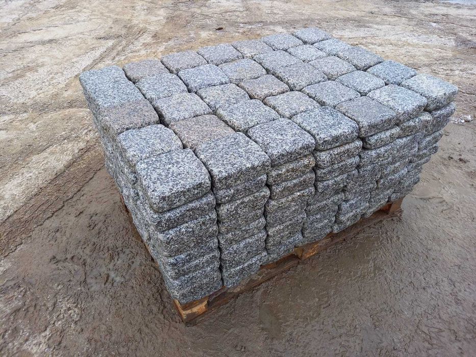 Kostka granitowa cięto-łupana otoczona 16/16/6; 16/16/8 szaro-ruda