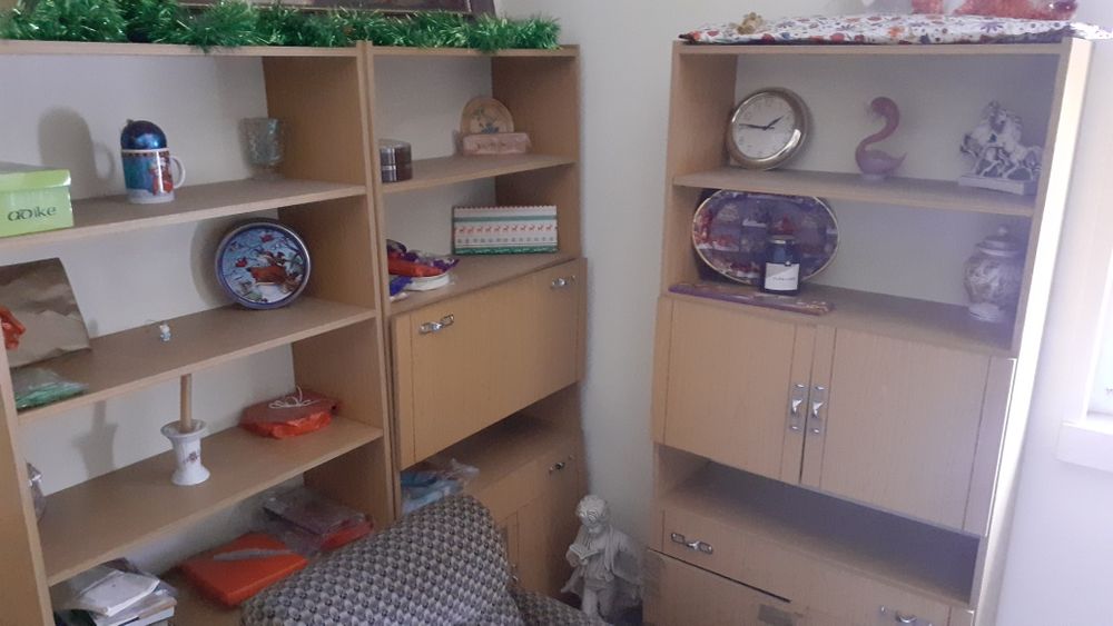 Móvel de sala antiga em madeira trabalhada