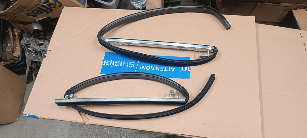 Fiat 126p prowadnice długie szyby drzwi lewa i prawa nowe FL ST