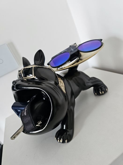 Buldog francuski z tacą na klucze