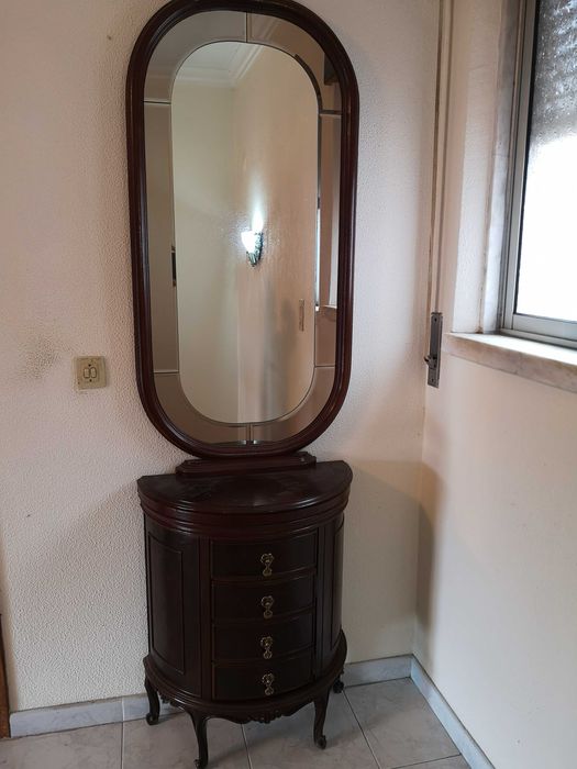 Móvel clássco, com gavetas e espelho
