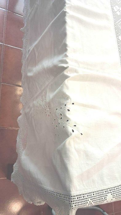 Toalha de Mesa Antiga em Linho Bordada à Mão – 200 x 200 cm