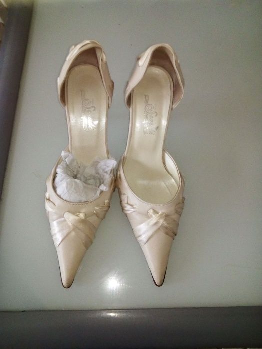 Sapatos bonitos de cor cremes