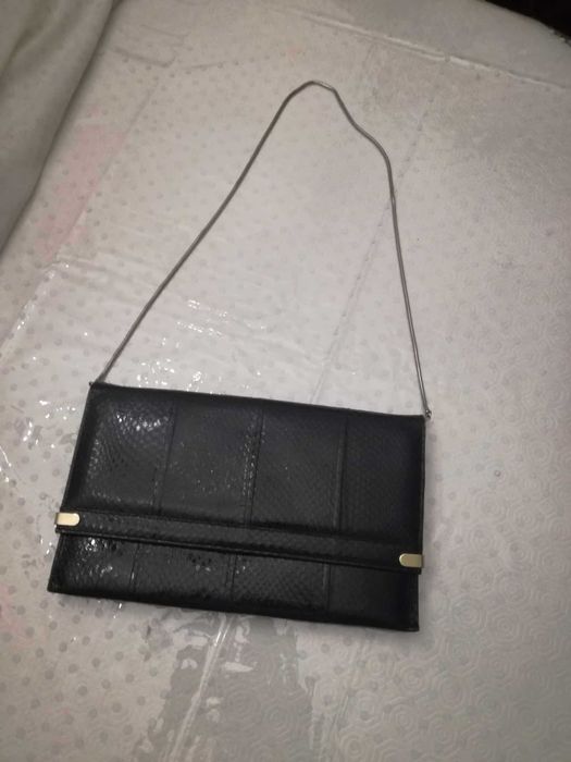 Duas Pochetes: preta e vermelha escura