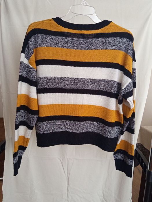 Krótszy sweterek w paski biało-czarno-musztardowe